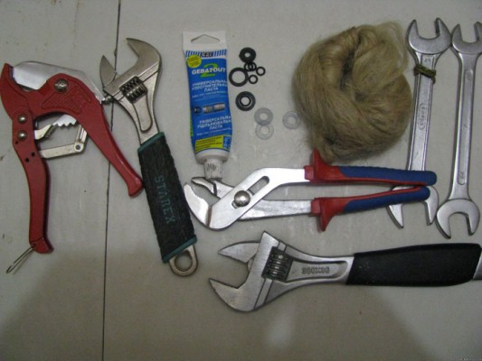 Набор необходимых материалов и иструментов для подклюяения радиаторов